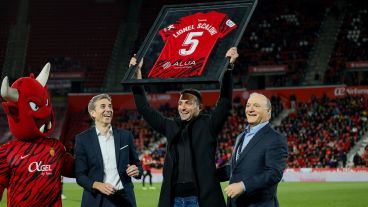 Scaloni recibió una camiseta del Mallorca con el 5 y su nombre en la espalda.