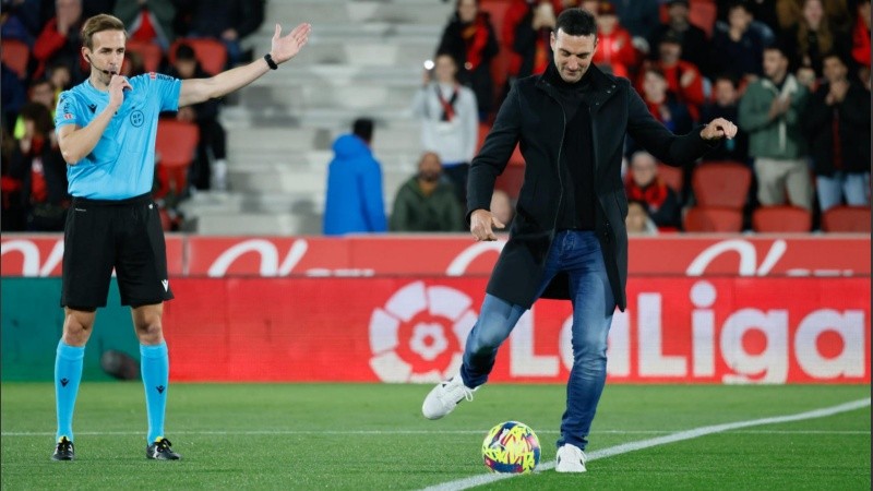 Scaloni dio el puntapié inicial en el encuentro entre Mallorca y Valladolid por la liga de España.