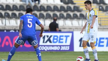 Francesco Lo Celso intenta avanzar con la pelota dominada.