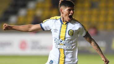 El pibe Oviedo grita con todo el gol del empate de Central.