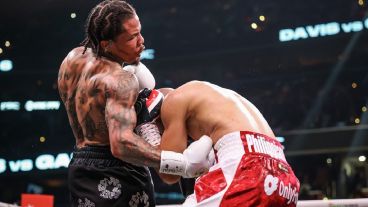 Davis, de 28 años, dejó su foja en 28 victorias con 0 derrotas.