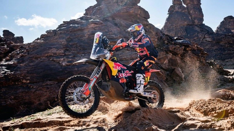 Kevin Benavides cerró la primera semana de la competencia a dos minutos del líder en motos.