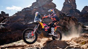 Kevin Benavides cerró la primera semana de la competencia a dos minutos del líder en motos.