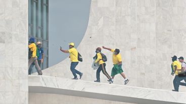 La irrupción se da con Bolsonaro en Estados Unidos y aún sin reconocer abiertamente su derrota.