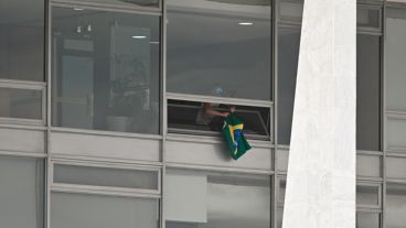 La irrupción se da con Bolsonaro en Estados Unidos y aún sin reconocer abiertamente su derrota.