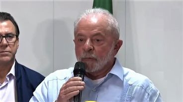 El mandatario habló desde una zona de desastre por lluvias adonde había acudido.