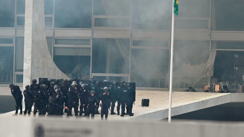 Carros hidrantes y gases lacrimógenos en la entrada policial.