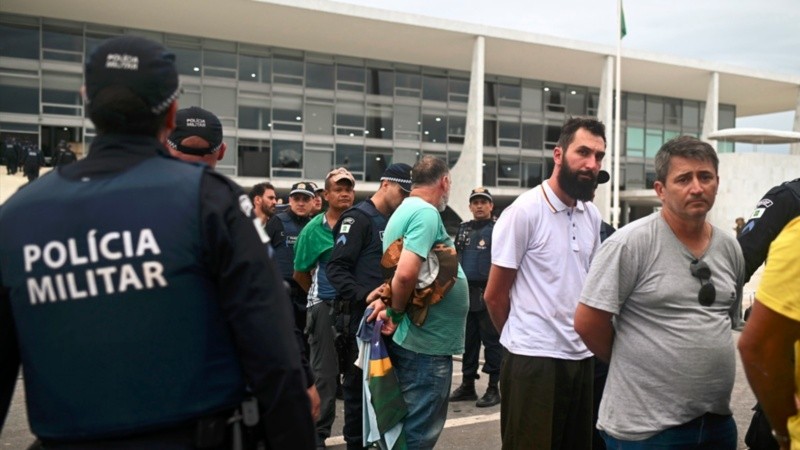 A media tarde había unos 150 detenidos y a la noche eran cerca de 400.