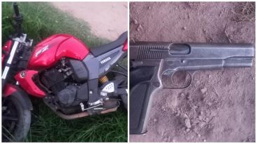 La moto con pedido de captura y la pistola que arrojaron los sospechosos de balear a la mujer.