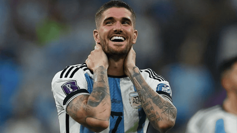 El mediocampista de la selección nacional viene sumándole dibujos a su cuerpo.