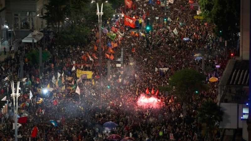 La avenida paulista en Sao Paulo, llena de gente a favor de la democracia. 