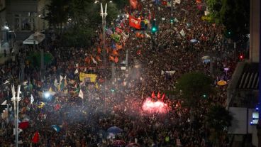 La avenida paulista en Sao Paulo, llena de gente a favor de la democracia.