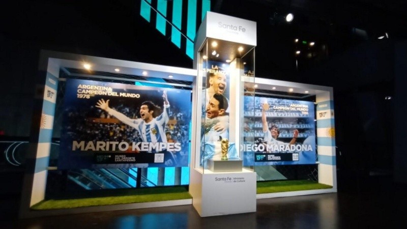 La réplica de la Copa del Mundo FIFA se exhibe en una vitrina especial.