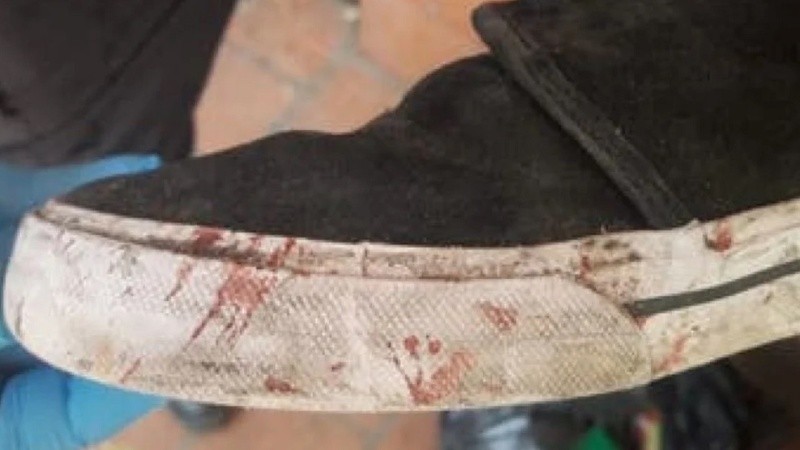 La zapatilla que usó Máximo Thomsen la noche que mataron a Fernando Báez Sosa.