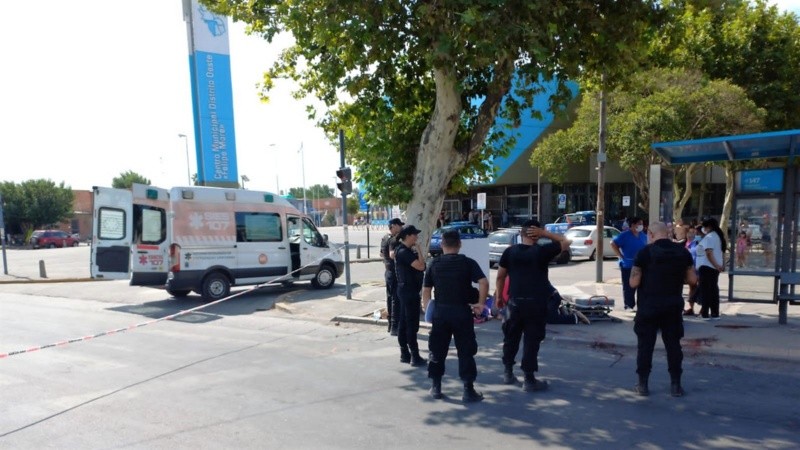 La Policía y una ambulancia trabajaban en el lugar.