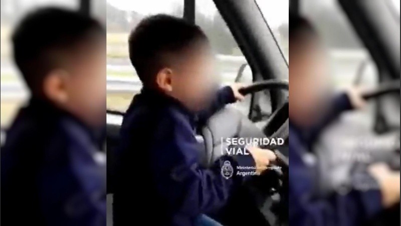 Un conductor profesional hizo que su hijo de siete años manejara en la autopista.