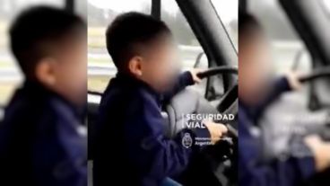 Un conductor profesional hizo que su hijo de siete años manejara en la autopista.