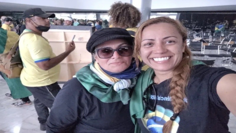Ana Priscilia Azevedo (derecha) junto a una mujer no identificada posa dentro del palacio presidencial.