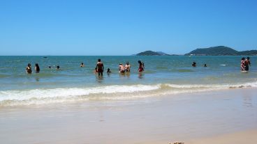 La principal hipótesis indica que el brote puede estar relacionado con lugares no aptos para el baño en algunas playas.