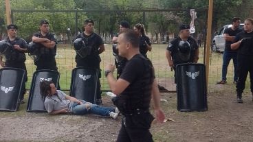 La sentada pacífica de los vecinos para impedir el acceso de las máquinas al predio.