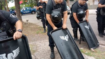 La sentada pacífica de los vecinos para impedir el acceso de las máquinas al predio.