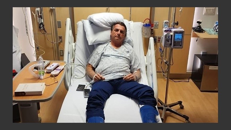 El ex mandatario publicó una foto y explicó su supuesta internación en Orlando.