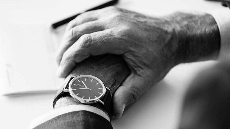 Las personas con gerascofobia tienen pensamientos y preocupaciones persistentes sobre el envejecimiento.