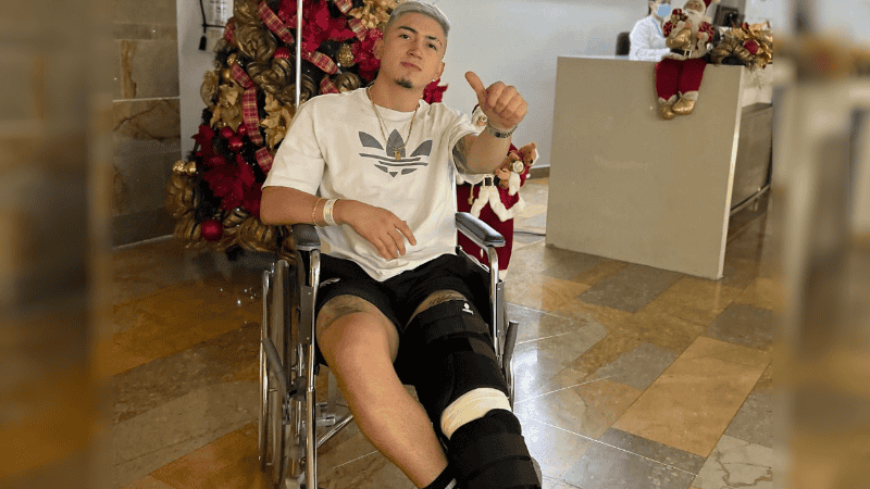 Fabián Ángel se mostró con su férula en la pierna izquierda sobre fin del año pasado.