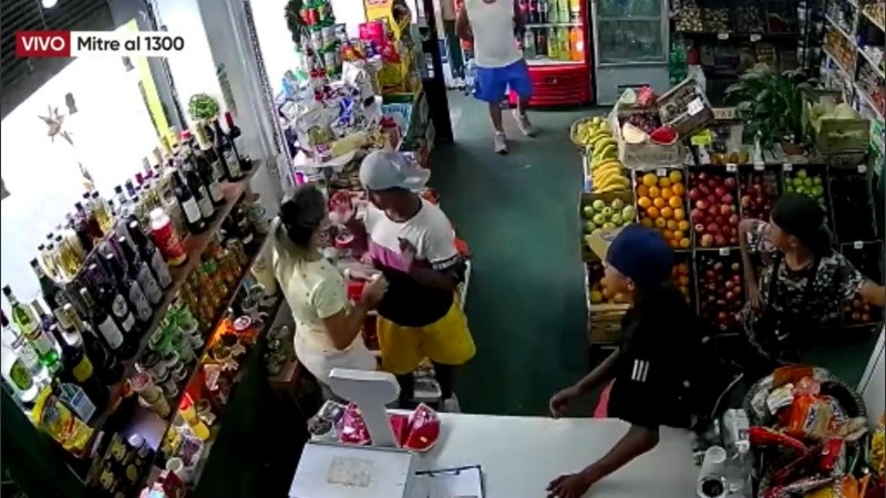 El momento en que los tres ladrones entraron a la verdulería de 9 de Julio al 1100.