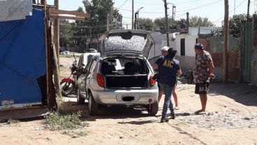 El cuerpo de la víctima fue hallado en la vía pública.