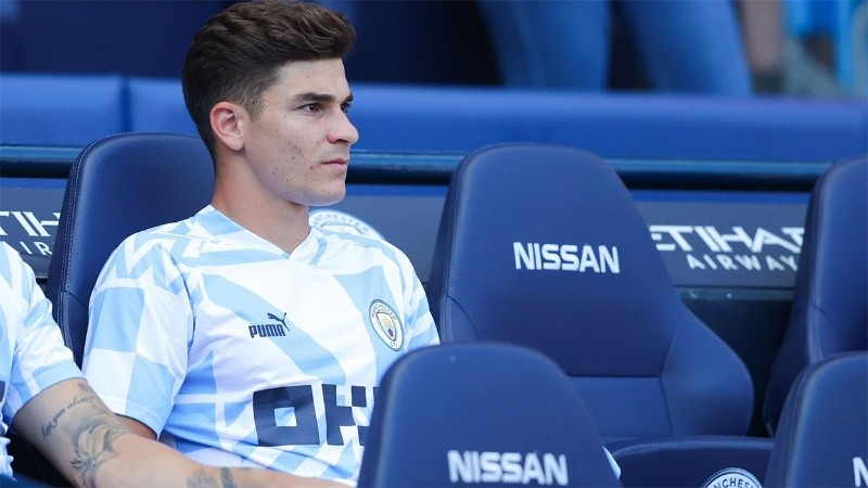 Julián Álvarez no ingresó en el clásico ante el Manchester United y las redes criticaron a Guardiola.