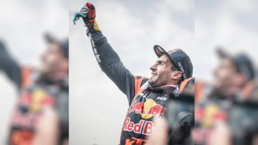 El piloto argentino Kevin Benavides celebra su triunfo en el Dakar 2023.