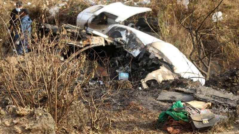Equipos de rescatistas trabajaban en la zona del accidente.