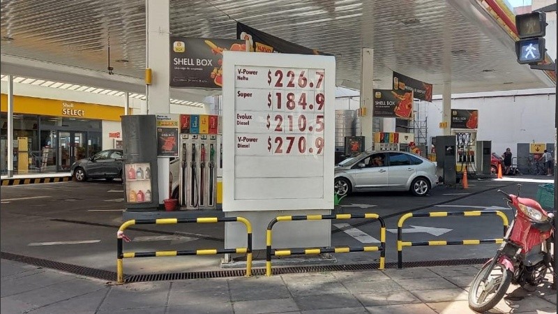 En estaciones de servicio de Rosario de la marca Shell, el litro de nafta súper ronda los 184, 90 pesos mientras que la V-Power se ubica en los 226.7 pesos