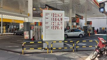 En estaciones de servicio de Rosario de la marca Shell, el litro de nafta súper ronda los 184, 90 pesos mientras que la V-Power se ubica en los 226.7 pesos