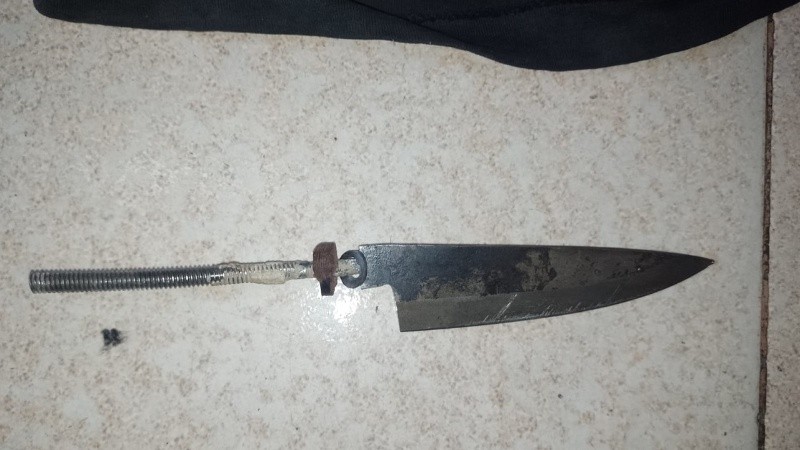 El cuchillo con el que el ladrón atacó al policía tenía una hoja de 13 centímetros.