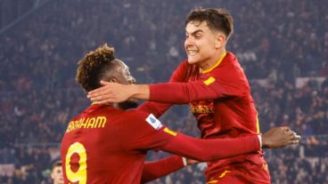 El cordobés lo celebra con Tammy Abraham, que lo asistió en el primer tanto.