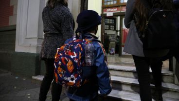 Muchos chicos entran a clases todavía de noche, sobre todo en invierno.