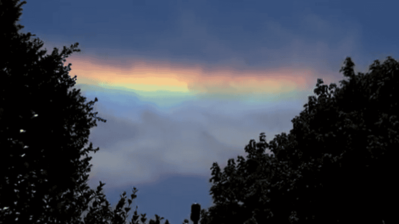 Estas nubes de colores se producen como consecuencia de la difracción de la luz solar.