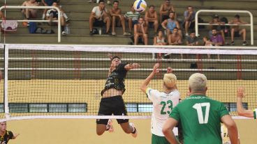 Normal 3 derrotó 3 a 0 al histórico Ferrocarril Oeste con parciales de 26-24, 25-19 y 25-11.