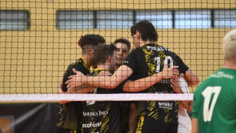  Normal 3 derrotó 3 a 0 al histórico Ferrocarril Oeste con parciales de 26-24, 25-19 y 25-11.