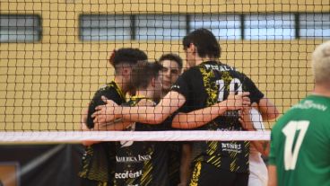 Normal 3 derrotó 3 a 0 al histórico Ferrocarril Oeste con parciales de 26-24, 25-19 y 25-11.