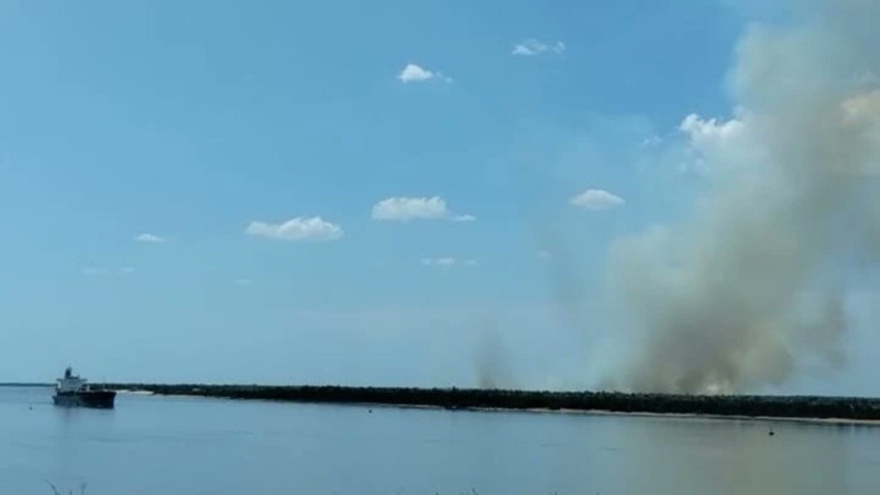 Otra vez el fuego consumió parte de Los Mástiles, la isla santafesina frente a G. Baigorria y C. Bermúdez.