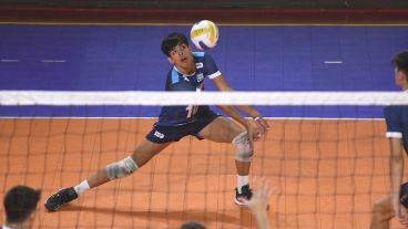 Fausto Díaz tiene 16 años y es una de las grandes promesas del vóley de la ciudad.