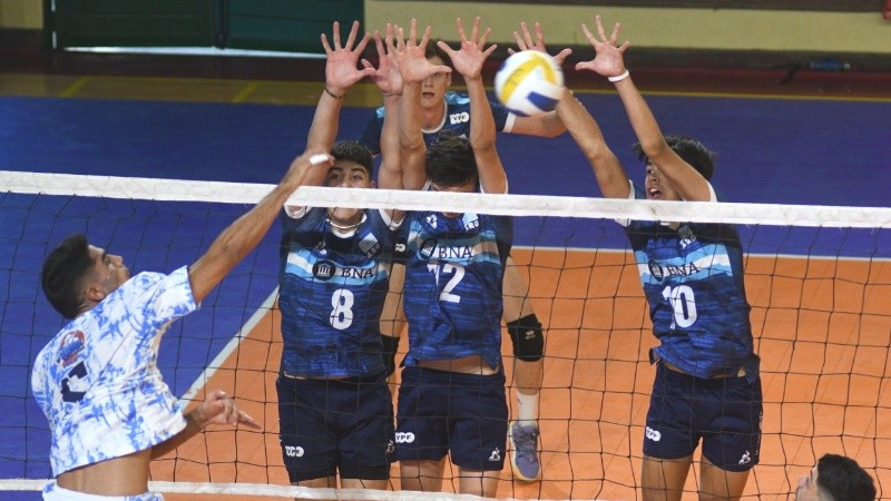 Fausto Díaz tiene 16 años y es una de las grandes promesas del vóley de la ciudad. 