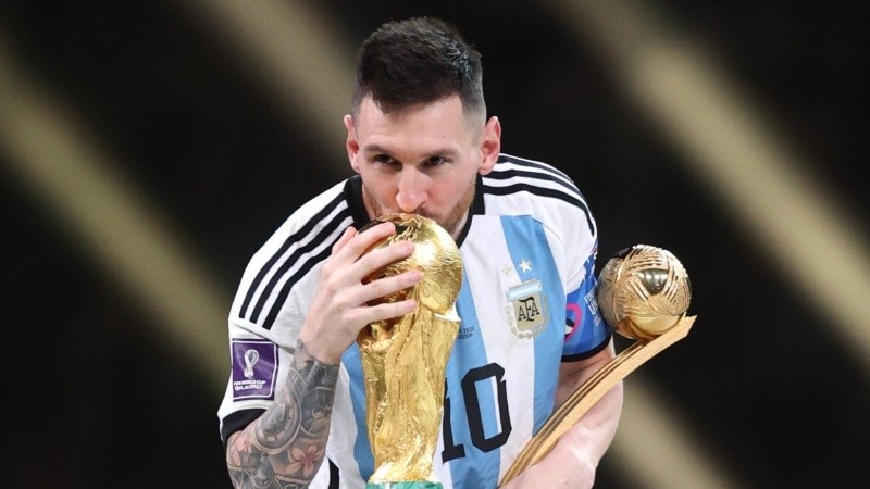 El beso más esperado por los argentinos: el de Messi a la Copa del Mundo
