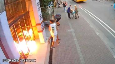 El momento del atentado contra Empleados de Comercio del lunes de la semana pasada.