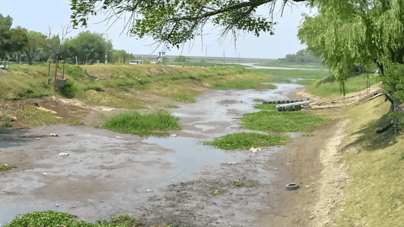 Los riachos en el acceso a Victoria, cerca de la toma de agua de la ciudad.