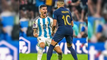 Una de las fotos del Mundial: Romero le grita el gol en la cara a Mbappé.