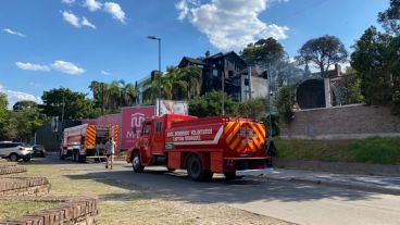 Los bomberos en la cuadra de Colombres al 1700.
